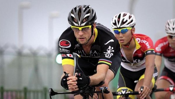 Jenson néhány éve komolyan űzi a triatlont, ezért rendszeresen bringázik 