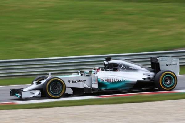 Lewis Hamilton 1:09,542-es köréz senki sem tudott közel férkőzni pénteken. Még Rosberg sem a másik Mersedesszel