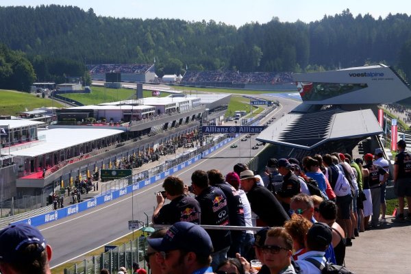 Dietrich Mateschitz egy "kis Abu-Dzabit" húzott fel a stájer hegyek közé, állítólag 70 millió euróért. A Hungaroringnek ezzel kellene versengenie - ha egyáltalán kell versengeni...