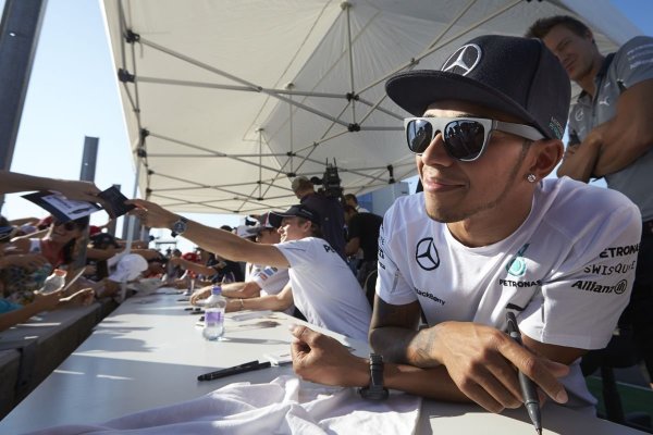 Hamilton és Rosberg dedikál a Hungaroringen. Itt még szent volt a béke. (Fotók: Mercedes F1)