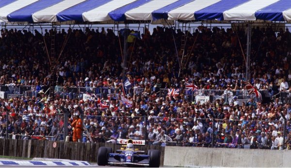 Mansell 100 ezer honfitársa előtt nyerte meg a brit Nagydíjat Silverstone-ban. Az időmérön 2 másodperccel volt gyorsabb, mint Patrese, egy ugyanolyan a Williams-Renault-val