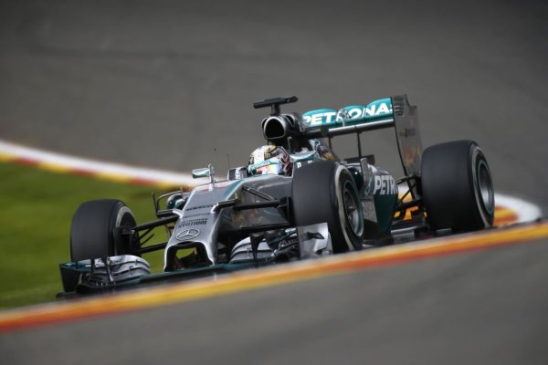 Hamilton pénteken hat tizedet vert a csapattársása Spa-Francorchamps-ban