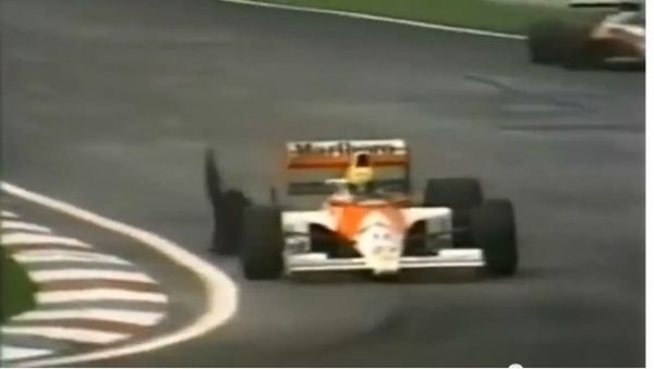 Senna tartotta Prostot, amíg lehetett, de a 63. körben durrdefektet kapott, kiesett