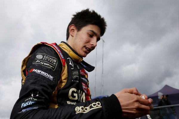 A Lotus F1-es csapat támogatottja rendkívül szimpatikus és szerény. Reméljük, ilyen is marad!