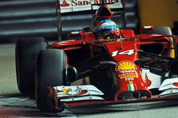 Alonso örült az 5. rajthelynek, ahonnan "versenyben lehet a dobogóért". Räikkönen (alul) végül nem tudta megmutatni, milyen gyors a Mercedesekhez képest