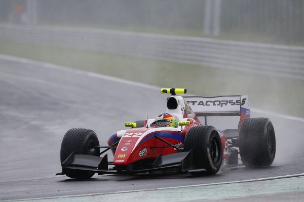 Roberto Merhi mesterien vezetett a szakadó esőben, majd utána, a felszáradó pályán is