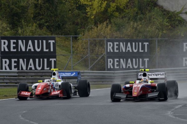 Rowland (balra) apró hibáját kihasználva Merhi a 7. körben vette át a vezetést, amit a végére majdnem fél percre növelt