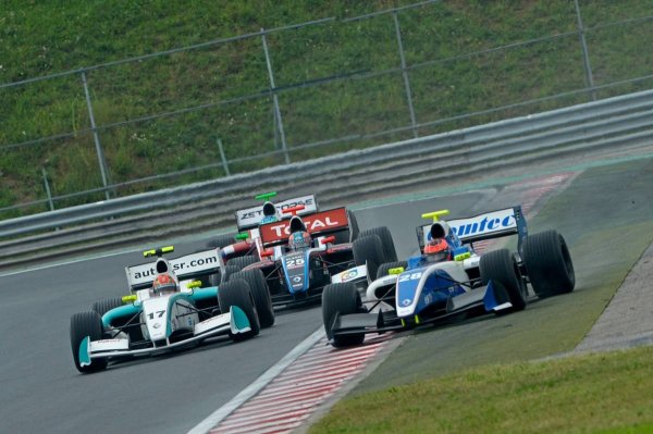 Az F3 Eb éllovasa, Esteban Ocon első versenyén keményen védekezett Jaafarral (bal szélen) szemben, de megúszta a büntetést