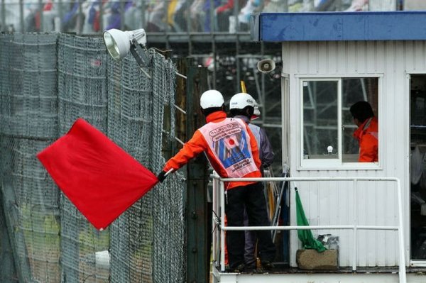 A tervezett 53 helyett végül a 47- körben lengették meg a piros zászlót Szuzukában