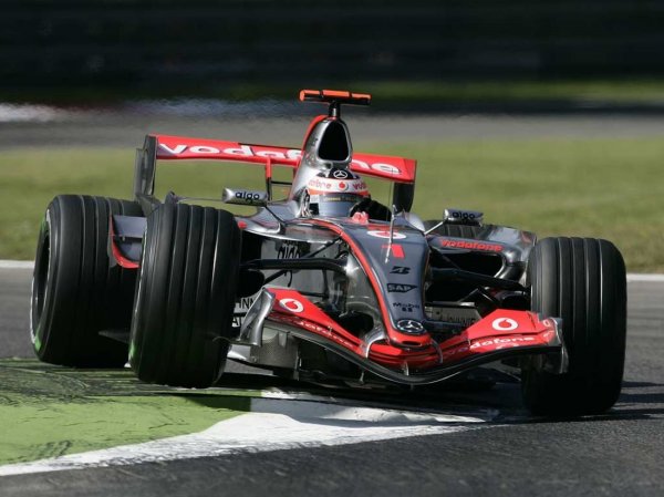 Alonso négy győzelmet aratott 2007-ben a McLarennel, a negyediket domináns formában az Olasz Nagydíjon 