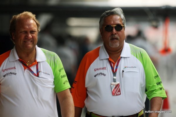 Bob Fernley (balra) és Vijay Mallya egyelőre tartja a Force India kormányát, de inog a hajó...