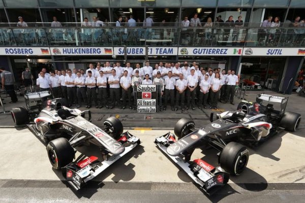 A Sauber összesen 300 emberrel dolgozik, és 90 millió euróból hozzák ki a teljes szezont. Ha nem csökkenek drasztikusan a költségek, a svájciak lehúzhatják a rolót