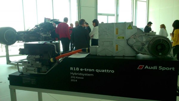 Az Audi hibridrendszere egy 4-hengeres turbódízel motoron, a Williams lendkerekes energiatároló rendszerén, illetve az F1-ből ismert MGU-K-n alapszik
