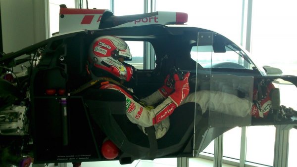 Hosszirányban kettévágott R18-assal demonstrálta az Audi, hogyan helyezkedik el a pilóta, a motor és a többi alkatrész a Le Mans-i prototípusban