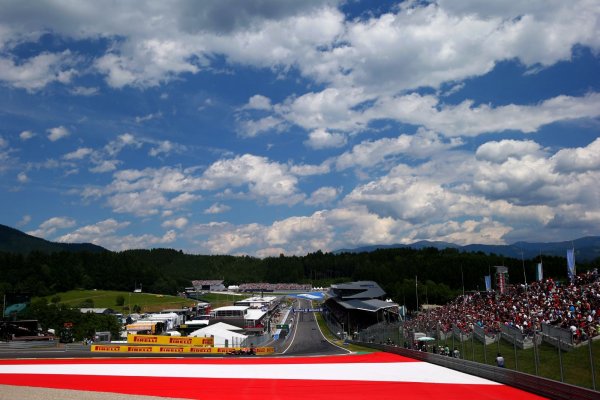 A Red Bull tulajdonosa, Dietrich Mateschitz 70 millió eurót költött a Red Bull Ring megújítására. Ezért cserébe elvárja a Renault-tól, hogy normálisan szerepeljenek az autói a saját közönsége előtt