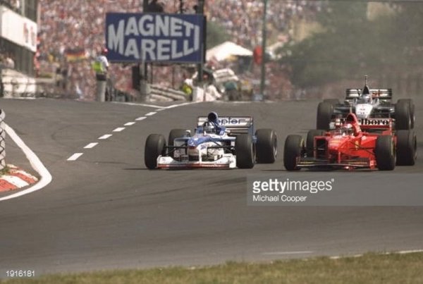 Az előzés: Damon Hill a 11. kör kezdetén, az első kanyar előtt belülről bebújt Schumacher mellé és elindult hódító útjára...