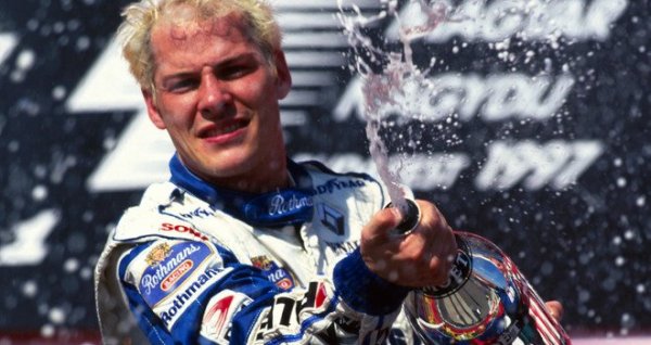 Aranysárgára melírozott séró, merész beszólások, elképesztő autókontroll - Villeneuve mindig is vagány lázadó volt