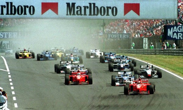 Rajtol a Magyar Nagydíj 1997-ben. Elöl Schumacher a Ferrariban, mögötte Irvine ijesztgeti Hillt a kék-fehér Arrowsban