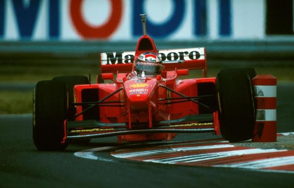 Schumacher pole pozíciót szerzett az átépített F310B bemutatkozó edzésén, de a versenyen a tartalék Ferrarival kellett indulnia...