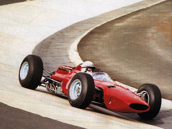 "il Grande John" - ahogy a tifosók nevezték angol kedvencüket - Surtees majdnem 2 év után aratott újra győzelmet a Ferrarinak a Nürburgringen, 1963-ban