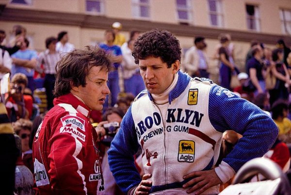 Gilles Villeneuve és Jody Scheckter. Érdekes, hogy teljesen más színű overált viseltek, a Ferrari akkoriban még engedte, hogy saját szponzoraikat reklámozzák