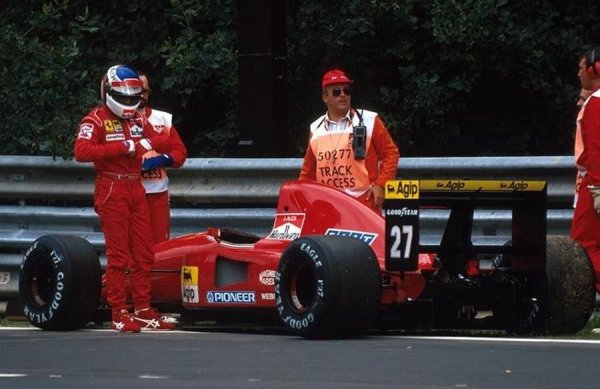 Jellemző kép 1992-ből: Alesi a pálya szélén. Postlethwaite gyönyörű versenyautót alkotott, de a kettős alváz a gyakorlatban nem vált be