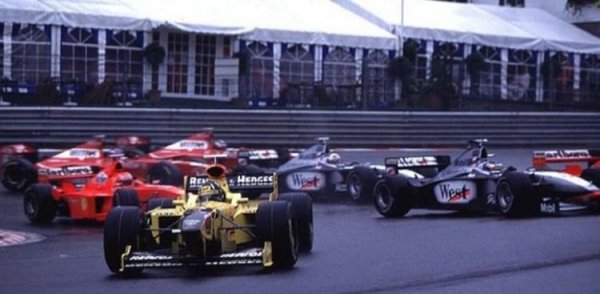 A Belga Nagydíj rajtja után nem sokkal 13 autó szaladt egymásnak. A későbbi győztes, Damon Hill (a sárga Jordanben) kimaradt minden csetepatéból