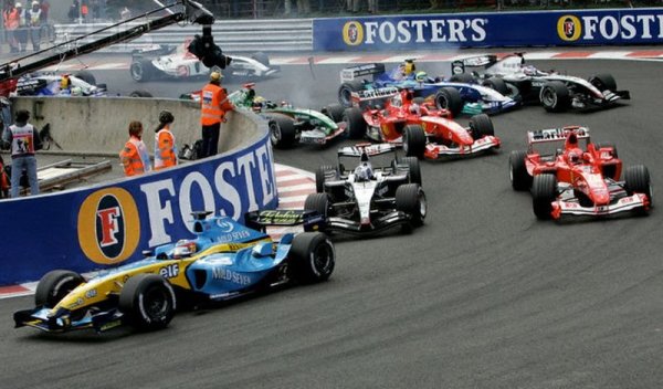 A 2004-es Belga nagydíj rajtja. Elöl a pole-ból indult Trulli (Renault), mögötte a későbbi győztes Räikkönen (McLaren) és a Ferrarik