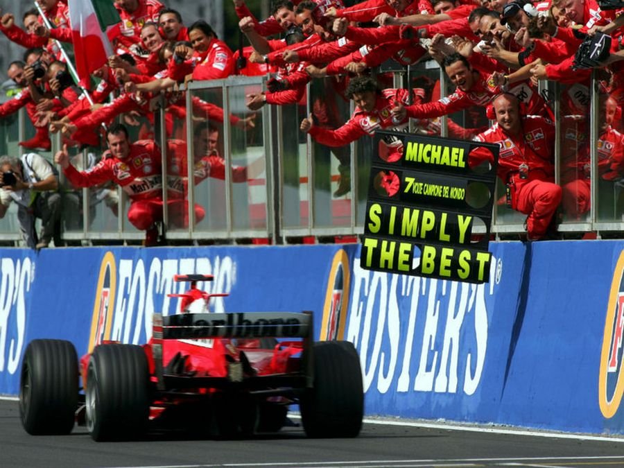 "Simply the Best", azaz Egyszrűen a legjobb! A Ferrari szerelői így várták célba a 7. vb-címét megszerző, ezzel új F1-es rekordot felállító Michael Schumachert