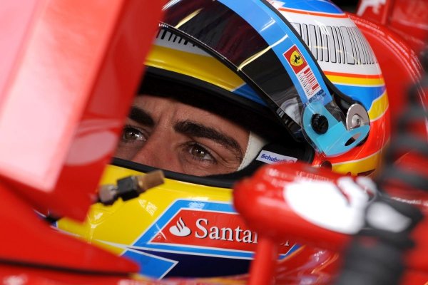 Alonsót azért szerződtette a Ferrari, hogy folytassa Schumacher hagyományait, futószalagon szállítsa a világbajnoki címeket. A spanyol első ferraris szezonjában került legközelebb az álom megvalósításához, de egyszer sem sikerült