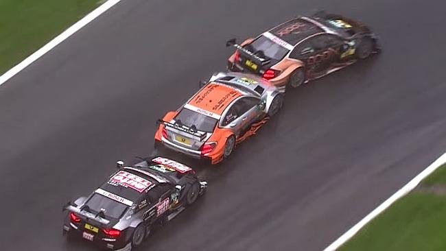 "Lökd ki őket, Timo!" - biztatta pilótáját Ullrich. A német már toszítja is Wickens Mercedesét, egyenesen a vezető Wehrleinnek