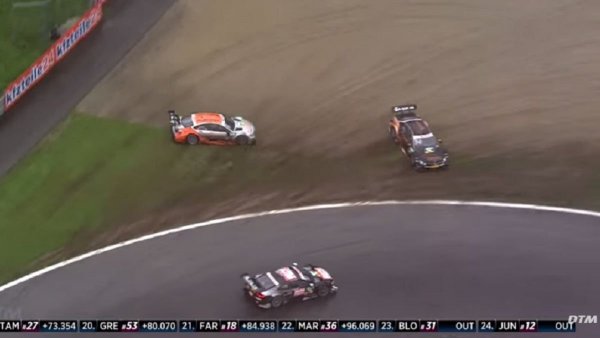 A spielbergi botrány okozója, Timo Scheider (Audi, a pályán) és elszenvedői, Wickens (a kavicságyban balra) és Wehrlein