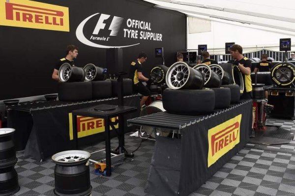 A szokásos kemény, középkemény kombináció helyett a Pirelli a kockázatosabb lágy és közepes keverékű gumikat hozta el Monzába