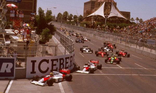 Az USA Nagydíj rajtja Phoenixben, 1989-ben. Elöl a két McLaren-Honda; Cheever fehér Arrowsa itt még a 10. hely környékén