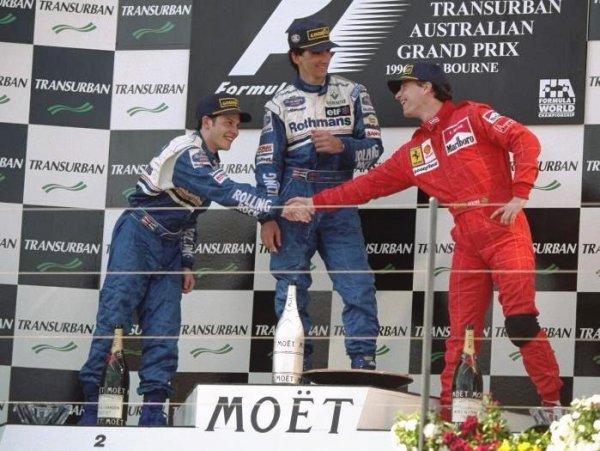 Az erkölcsi győztes, Villeneuve (balra) és Irvine parolázik a dobogón. Hill győzelmét további hét követte 1996-ban, ami a vb-címhez vezetett