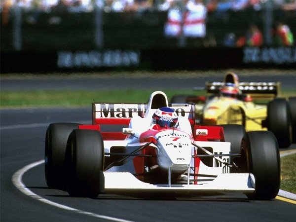 Häkkinen és Coulthard kormányozta az ekkor még Marlboro piros-fehérben pompázó McLaren-Mercedest