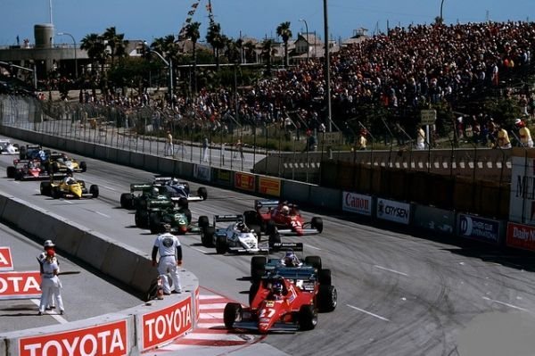 Rajtol az 1983-as Long Beach-i GP. Elöl a Ferrarik és Williamsek; a győztes McLarenek rá se férnek a képre...