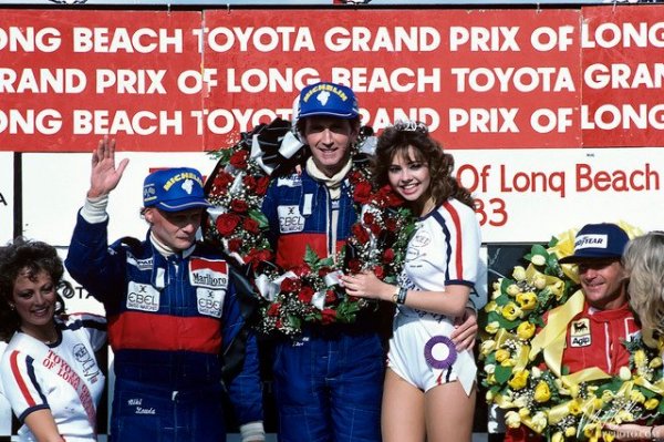 A győztes Watson (középen) és Lauda a Long Beach-i dobogón. Jobb szélen a 3. helyezett Arnoux