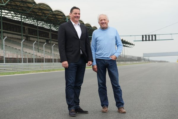 Gyulay Zsolt, a Hungaroring Sport Zrt. elnök-vezérigazgatója és Charlie Whiting, az F1 versenyigazgatója, az FIA pályabiztonsági delegáltja