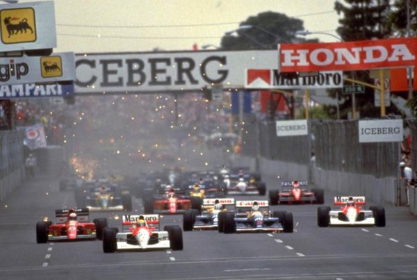 Az F1 eddig tíz helyszínen - Indianapolis, Sebring, Riverside, Watkins Glen, Long Beach, Las Vegas (felső képen), Detroit, Dallas, Phoenix (alsó képen), Austin - vendégeskedett az Egyesült Államokban. A Liberty tervei szerint még legalább egy-két futamot kellene rendezni egy évben az USA-ban