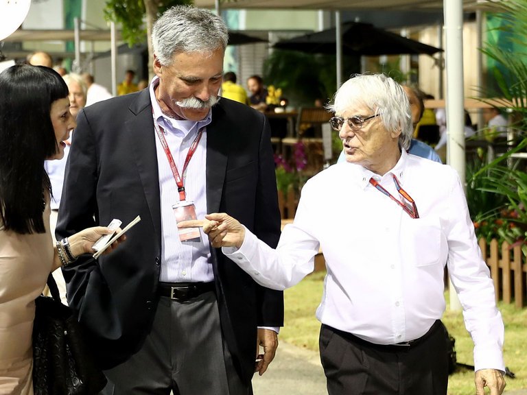 Chase Carey (középen) és Bernie Ecclestone Szingapúrban. Vajon meddig tart az idilli állapot a régi és az új főnök között?
